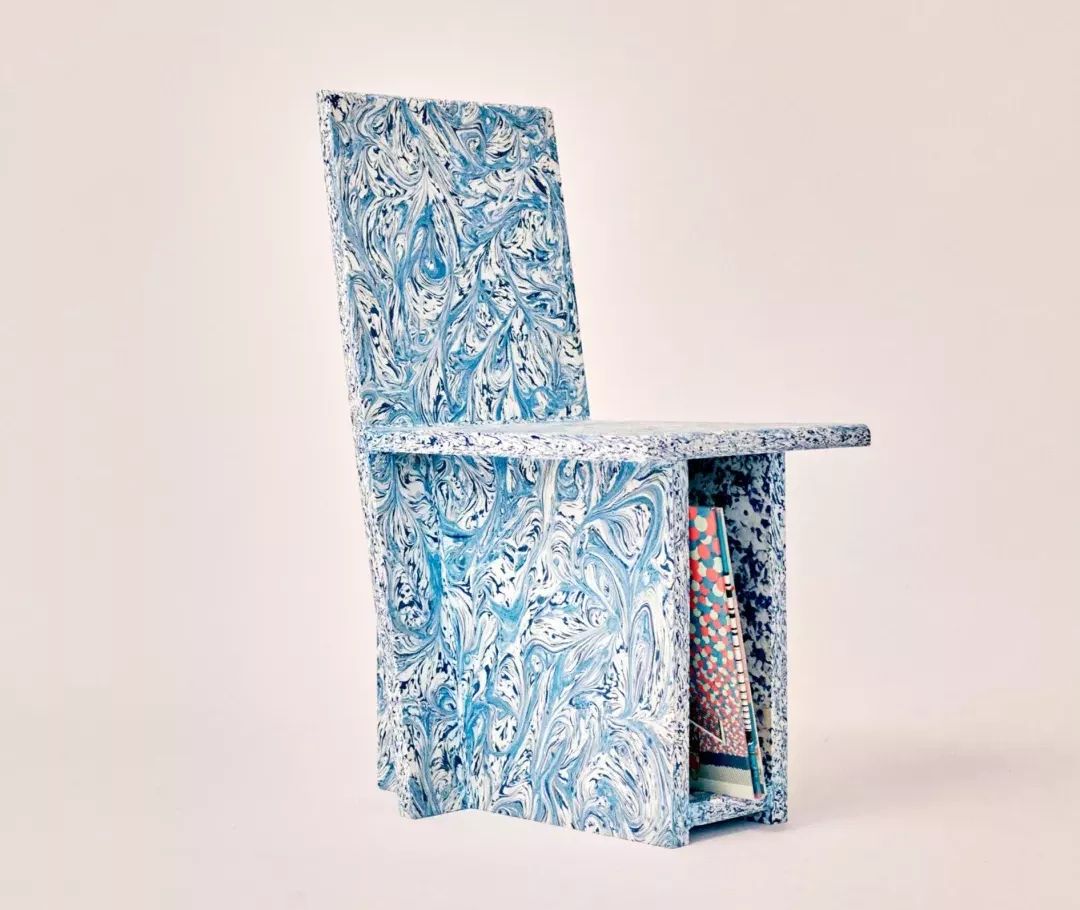 印尼工作室设计的塑料办公桌，取材于马尼拉排水沟的生活垃圾