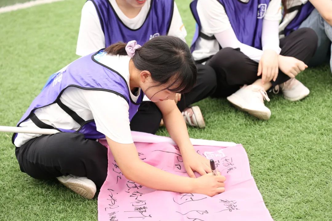 挥笔写下队名，许下对未来的期许