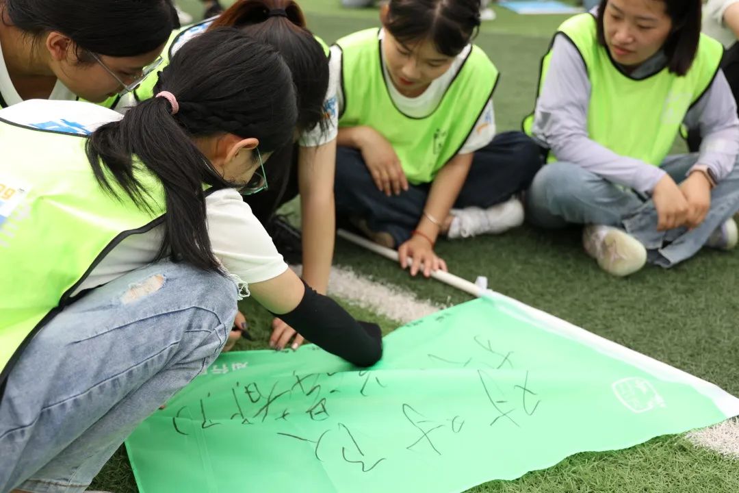 挥笔写下队名，许下对未来的期许