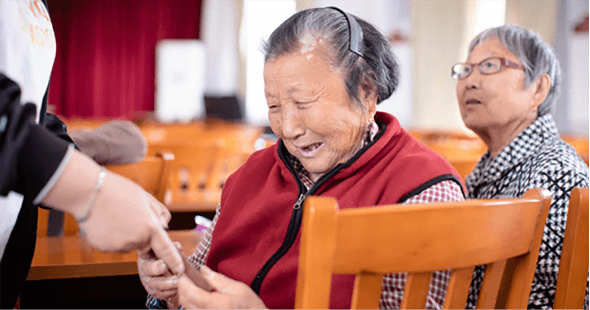 游艇会yth206再生同“拾光”公益小队密切合作，开展时光公益摄影活动，为老人拍摄精美照片，践行企业社会责任